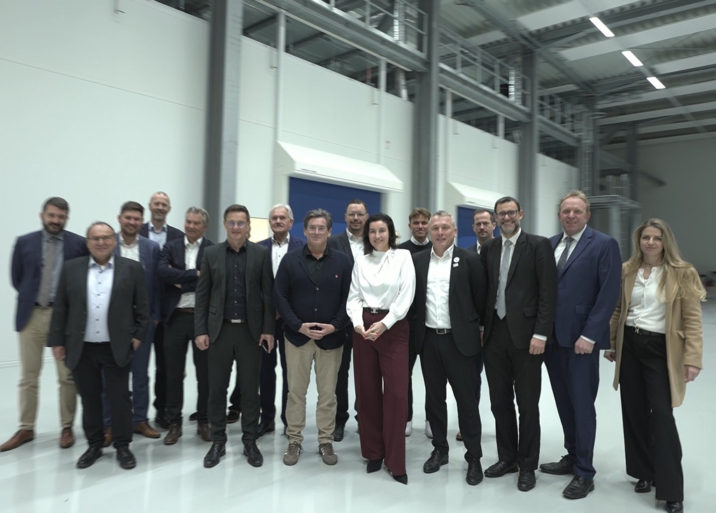 The delegation from politics and business in one of the production halls at toolcraft
