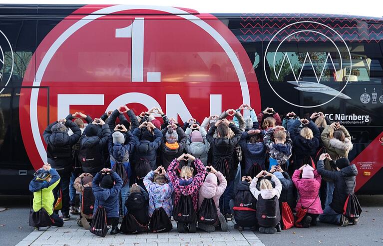 Kinder der toolcraft-Mitarbeiter vor dem FCN-Fanbus