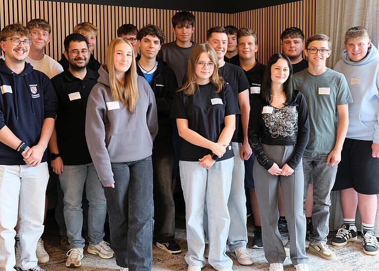 Die 16 neuen Auszubildenden der toolcraft AG
