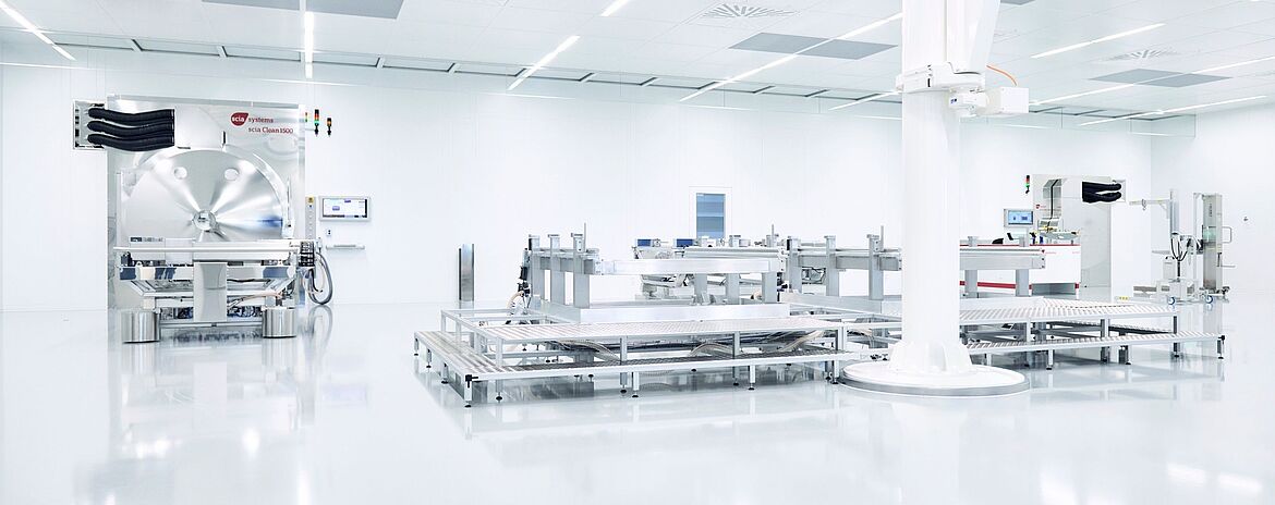 eller Reinraum mit mehreren Anlagen zur technischen Feinstreinigung von Bauteilen, einschließlich Reinigungsanlagen, Fördertechnik und automatisierter Handhabungssysteme.