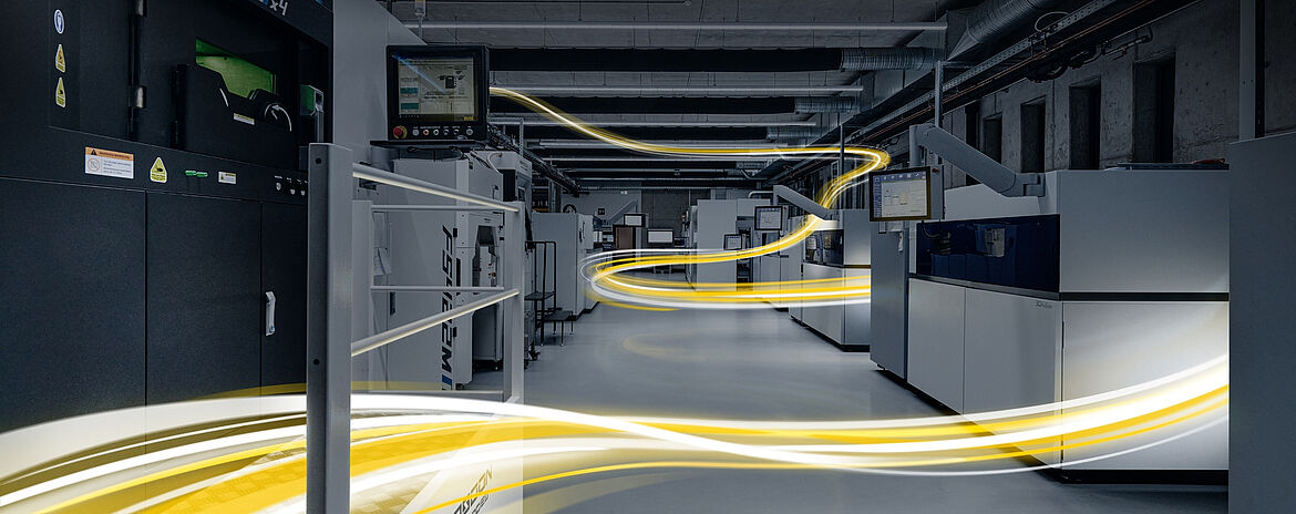 Gelb-weißer Lichtschweif durch die Halle der Additive Fertigung bei toolcraft