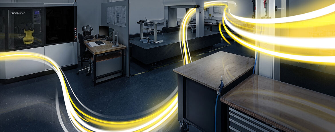 Gelb-weißer Lichtschweif durch den Messraum für Qualitätssicherung bei toolcraft