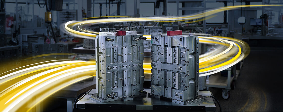 Gelb-weißer Lichtschweif durch den Werkzeugbau für Formen bei toolcraft