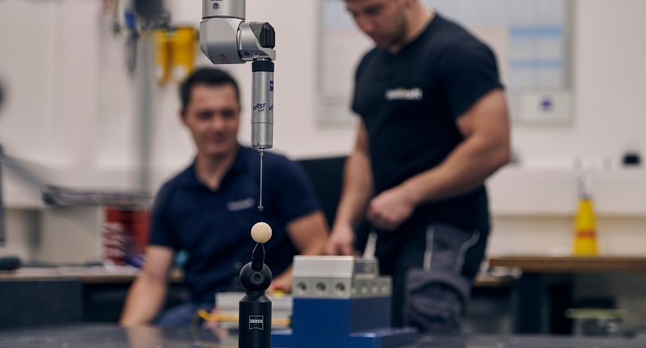 toolcraft Mitarbeiter bei der taktilen Vermessung an der 3D-Koordinaten-Messmaschine 